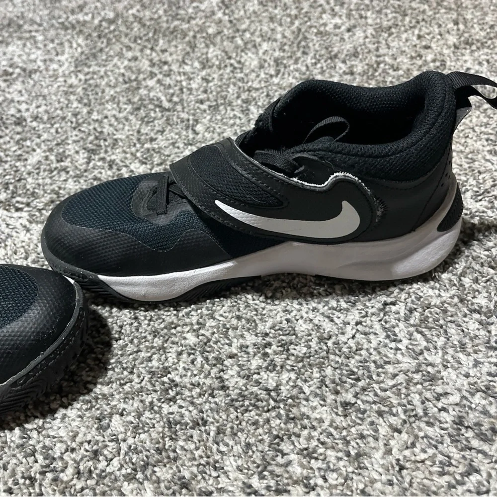 Nike Boys Team Hustle D 11 DV8994-002 Black Gold Shoes Sneakers Size 3Y Youth